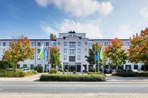 ハノーファーにあるH+ Hotel Hannoverの白旗の大きな建物 +30枚の写真