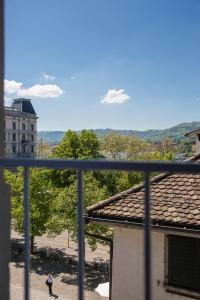 eine Person steht auf einem Dach eines Gebäudes in der Unterkunft Hotel California in Zürich