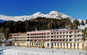 Vista generica sulle montagne o vista sulle montagne dall'interno dell'hotel