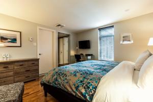 Schlafzimmer mit einem Bett, einer Kommode und einem Schreibtisch in der Unterkunft Auberge de La Fontaine in Montreal