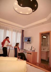duas mulheres num quarto de hotel com uma cama em Retzerlandhof Familie Graf em Zellerndorf