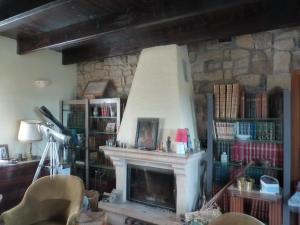 - un salon avec une cheminée et un mur en pierre dans l'établissement Gite des confitures à Lanvéoc-Crozon, à Lanvéoc