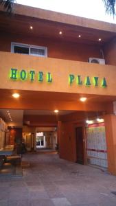 un edificio de hotel con un cartel que lee "Hotel Play" en Hotel Playa en Villa Carlos Paz