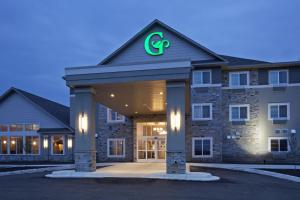 GrandStay Hotel and Suites - Tea/Sioux Falls في تي: مبنى مع شعار الذهاب على الواجهة