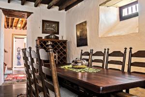 a dining room with a wooden table and chairs at Villa Caliborna in Fasnia