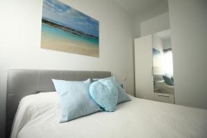 コティージョにあるCotillo Seaのベッドルーム1室(ビーチの写真を撮影したベッド1台付)