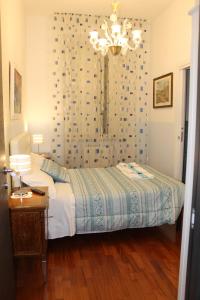 1 dormitorio con cama y lámpara de araña en Rome Veniero WelcomeHouse en Roma