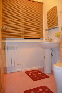 baño con lavabo y aseo y ventana en Guest House Kupechesky, en Uglich