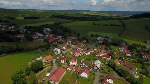 mała wioska na zielonym polu z domami w obiekcie Ubytování U Kapličky w mieście Nové Město na Moravě