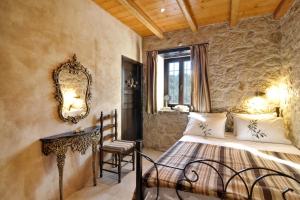 Postel nebo postele na pokoji v ubytování Traditional Villa Fioretta + 37 fotografií
