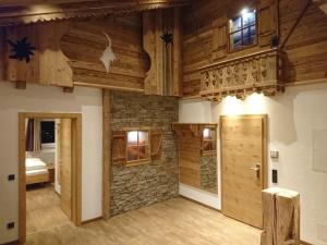 ザールバッハ・ヒンターグレムにあるAppartement Berghofの木製の天井とドアが備わる広い客室です。