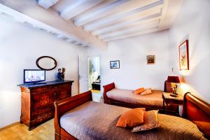 A bed or beds in a room at LES GÎTES DU DOUET DU HOULLE