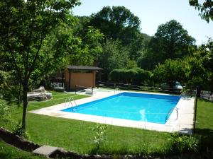 Bazén v ubytování Albergue Turistico Valle del Ambroz nebo v jeho okolí