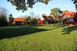 Ferienwohnung Wiesenblick في بريرو: ساحة كبيرة مع حظيرة ومنازل حمراء