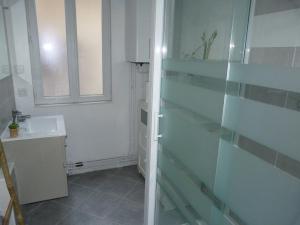 ein Bad mit einem Waschbecken und einer Glastür in der Unterkunft la villa mersoise in Mers-les-Bains + 23 Fotos