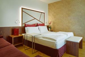 A bed or beds in a room at Hotel Campagnola
