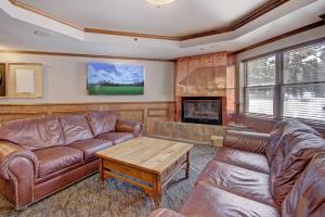 een woonkamer met een bank en een salontafel bij River Mountain Lodge by Breckenridge Hospitality in Breckenridge