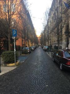 ブダペストにあるReviczky Apartmanの車が通りに停まった石畳の通り