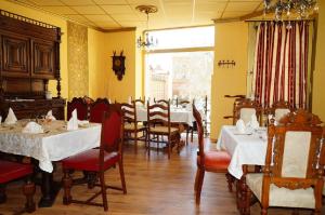 Ein Restaurant oder anderes Speiselokal in der Unterkunft Ferienwohnung Schlossblick Altenburg 