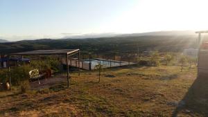 - Vistas a una casa con piscina en un campo en Estancia de Campo en Estancia Vieja