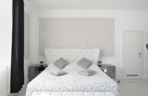 1 dormitorio blanco con 1 cama con 2 almohadas en Apartment Sloapart, en Rogaška Slatina