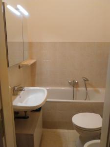 La salle de bains est pourvue d'un lavabo, de toilettes et d'une baignoire. dans l'établissement Andrea e Valentina, à Trieste