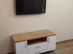 Televízia a/alebo spoločenská miestnosť v ubytovaní Nordic Apartamenty św.Mikołaja