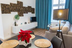 - un salon avec une table et un canapé dans l'établissement Starotoruński apartament, à Toruń