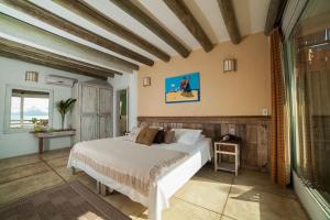 a bedroom with a white bed in a room at Resort Refúgio do Estaleiro in Porto Belo +77 photos