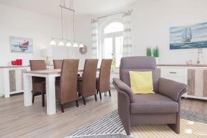 Una cocina y un comedor con mesa y sillas. en Stadtvilla mit Hafenpanorama, en Flensburg