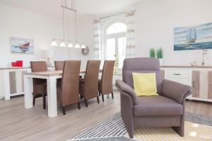 a kitchen and dining room with a table and chairs at Stadtvilla mit Hafenpanorama in Flensburg
