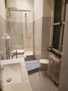 een badkamer met een douche, een toilet en een wastafel bij GIURIA 35 - Elegante ed accogliente nei pressi del Valentino in Turijn