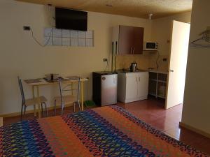 Resivic II في أنتوفاغاستا: غرفة مع مطبخ مع طاولة وثلاجة