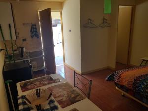 Resivic II في أنتوفاغاستا: غرفة بسرير وطاولة في غرفة