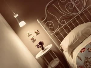 Habitación con cama con lámpara y estante en Sweet Holiday Home, en Bernalda