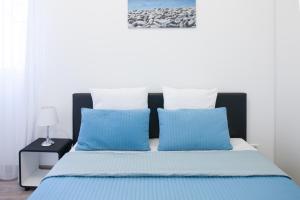 ニースにあるApartment Nice Center Barralisのベッドルーム(青と白の枕付)