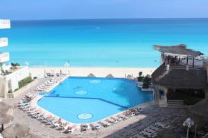 einen Blick über den Pool am Strand in der Unterkunft Cancun Plaza - Best Beach in Cancún