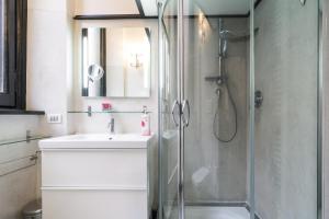 Un baño con ducha de cristal y lavabo. en PrimoPiano - Guerrazzi, en Milán