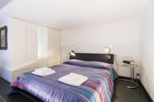 Un dormitorio con una cama con dos toallas encima. en PrimoPiano - Guerrazzi, en Milán