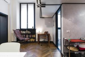 Una sala de estar con dos sillas y una mesa. en PrimoPiano - Guerrazzi, en Milán