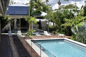 La alberca dentro o cerca de Byron Palms Guesthouse & Spa - Adults Only