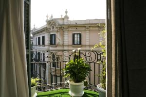 Blick auf ein Gebäude vom Balkon mit Pflanzen in der Unterkunft Balcones y Vistas en el Centro de la Ciudad in Barcelona