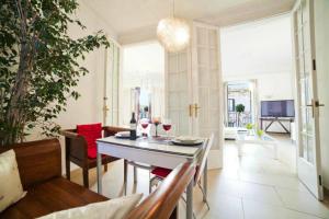 ein Wohnzimmer mit einem Tisch und Weingläsern darauf in der Unterkunft Balcones y Vistas en el Centro de la Ciudad in Barcelona