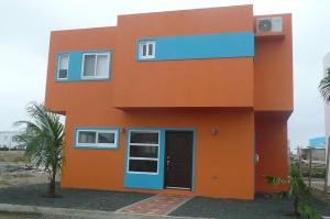 una casa pintada de naranja y azul en Casa Lila, en Manta