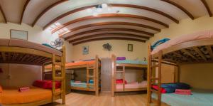 Postel nebo postele na pokoji v ubytování Waikiki Hostel