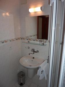 Koupelna v ubytování Hotel Praha + 37 fotografií