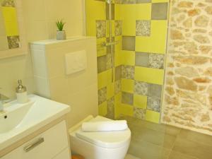 Un baño con inodoro, lavabo y ducha. en Apartments Mare, en Primošten 17 fotos más