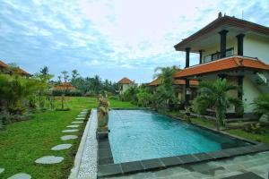 - une piscine en face d'une maison dans l'établissement Sari Bungalow, à Ubud