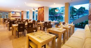 Restoran või mõni muu söögikoht majutusasutuses Lombok Raya Hotel