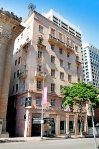 ein großes Gebäude an der Ecke einer Straße in der Unterkunft ULTIQA Rothbury Hotel in Brisbane